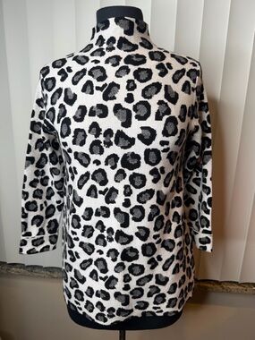 Tahari snow leopard print mock neck sweater Size Small